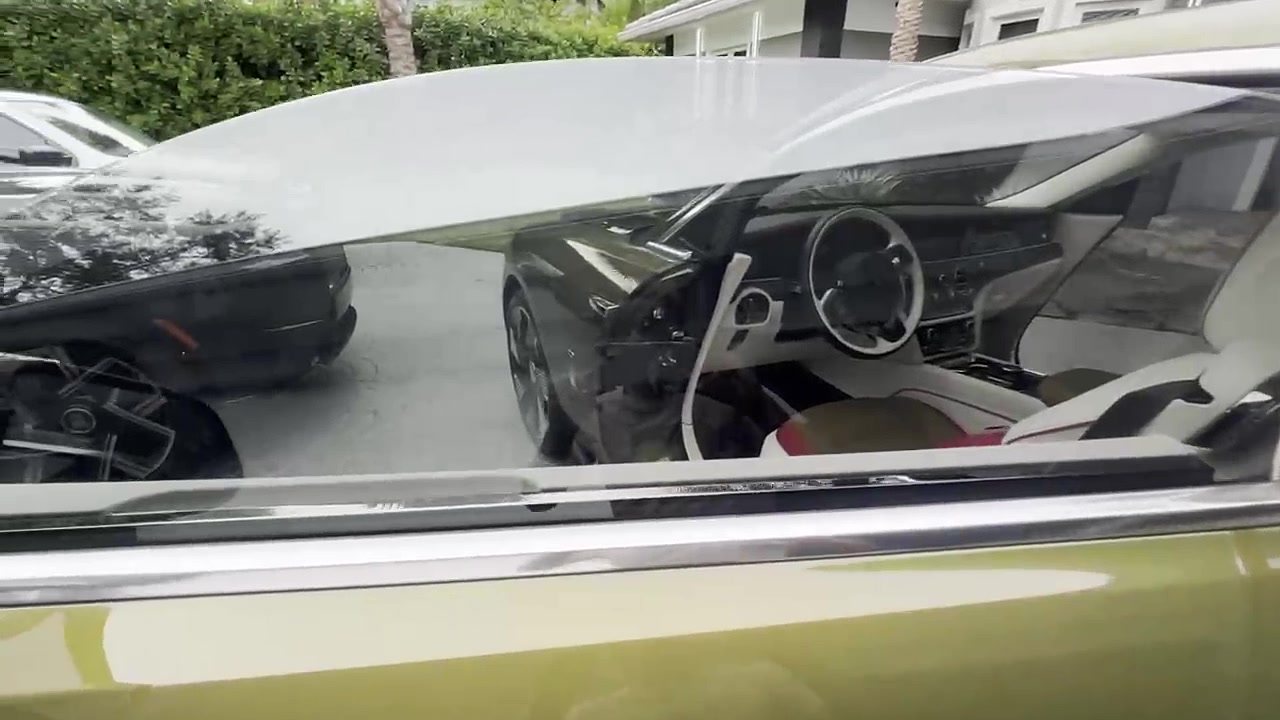 Side glass and cabin of a luxury coupe
